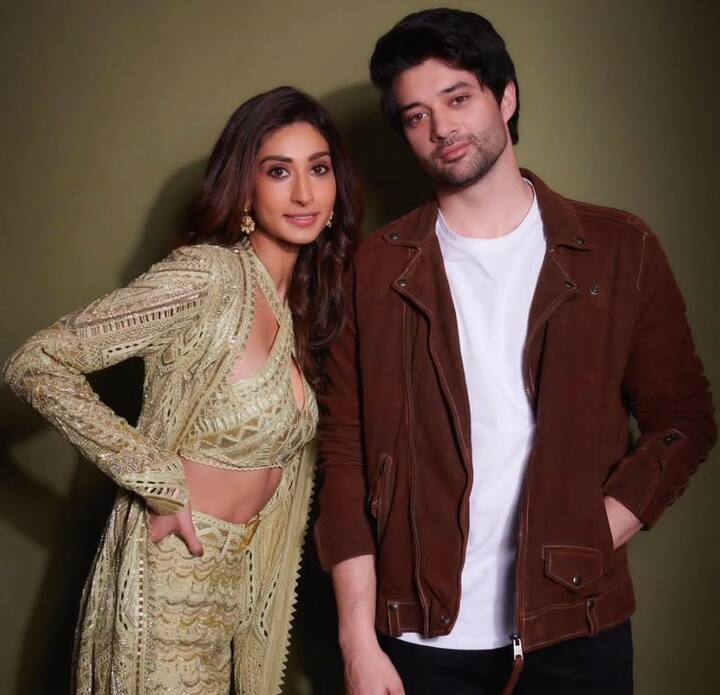 In the film, Rajveer Poonam Dhillon's daughter is seen with Paloma Dhillon.