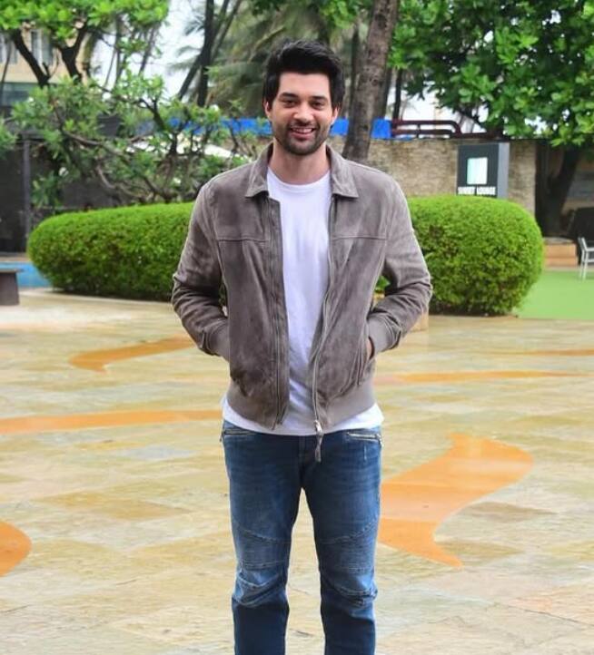 Rajveer is currently seen in only one film. If seen there, his father Sunny Deol has given many hits in his career.