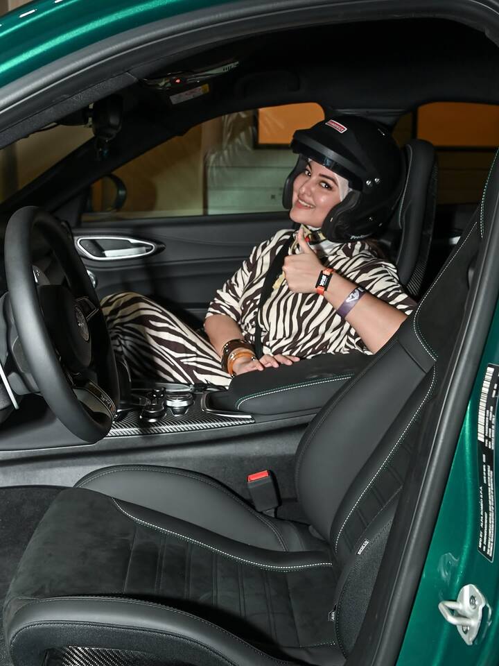 In the next picture you can see that the actress is also sitting ready for car racing with complete safety. He has also posed wearing a helmet giving thumbs up. It can be seen in the viral photos that the couple has enjoyed their vacation a lot this time.