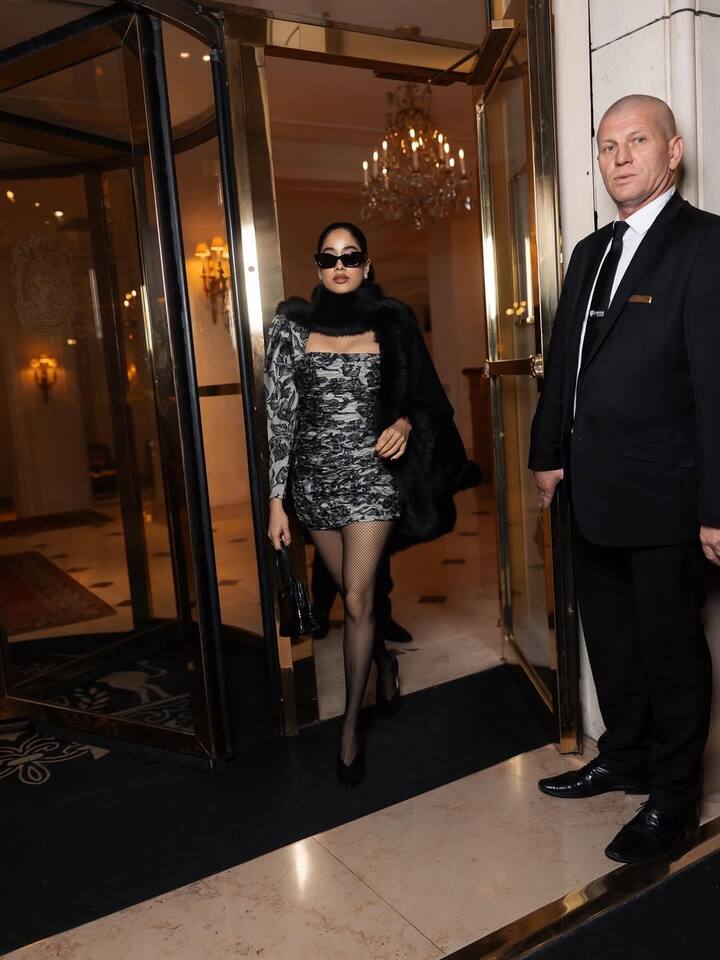 Accessories included flower-shaped diamond earrings and sunglasses, adding to the vintage glam.