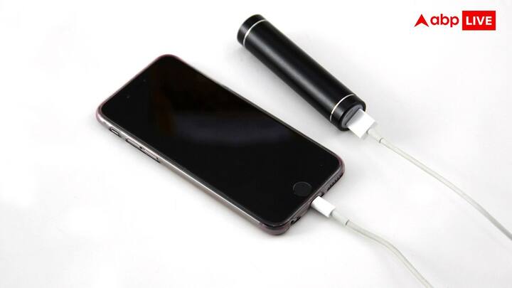 कुछ नए मॉडल में अब पोर्ट की संख्या कम कर दी गई है. चार्जिंग और डाटा ट्रांसफर के लिए अब एक ही यूएसबी-सी या फिर लाइटनिंग पोर्ट का इस्तेमाल किया जा रहा है. इतना ही नहीं बल्कि कुछ मामलों में तो वायरलेस चार्जिंग और वायरलेस डाटा ट्रांसफर टेक्नोलॉजी के लिए इस पोर्ट को भी पूरी तरह से हटाया जा रहा है.