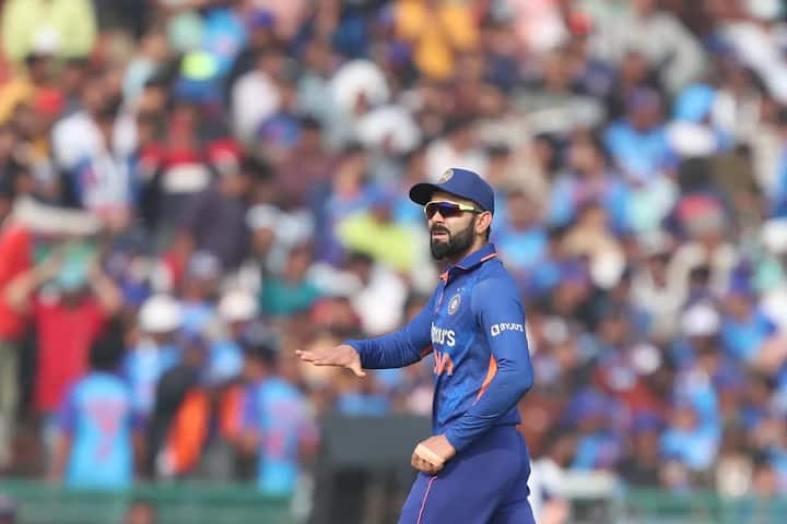 सोशल मीडिया पर भी विराट कोहली की लोकप्रियता किसी सुपरस्टार से कम नहीं है. इंस्टाग्राम पर उनके 273 मिलियन से ज्यादा फॉलोअर्स हैं. उनके एक पोस्ट पर लाखों लाइक्स और कमेंट्स आते हैं. यही वजह है कि ब्रांड्स उनके अकाउंट पर प्रमोशन करने के लिए मोटी रकम देने को तैयार रहते हैं.