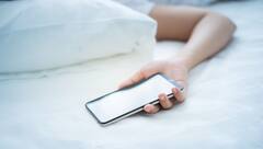 झोपताना उशी जवळ मोबाईल ठेवताय? सावधान, तुमच्या आरोग्यासाठी घातक ठरू शकतं!