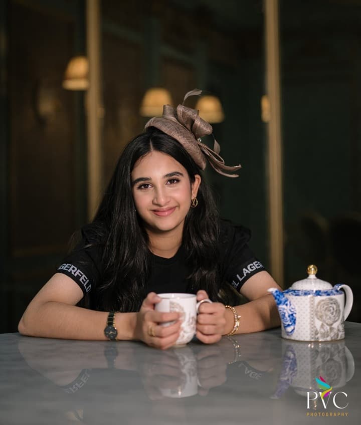 శ్రీనిక అని చెబితే అంత గుర్తుపట్టకపోవచ్చు. కానీ ఎమ్మెల్యే పాడి కౌశిక్ రెడ్డి కూతురు అంటే కచ్చితంగా గుర్తుపడతారు.