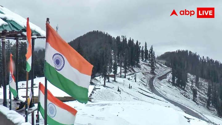 देहरादून: मैदानी इलाकों में भी ठंड ने दस्तक दे दी है. देहरादून, मसूरी और मुक्तेश्वर जैसे शहरों में तापमान 8°C तक पहुंच गया है. दो दिन की बारिश और बर्फबारी ने शहरों में भी ठिठुरन भर दी है.