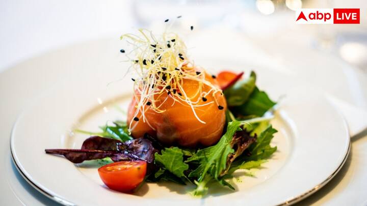 Dangerous Foods: दुनिया में कई ऐसे फूड हैं, जिनमें प्राकृतिक रूप से जहर पाया जाता है. ऐसे में इन्हें गलत तरीके से पकाए बिना खा लिया तो मौत तक हो सकती है.