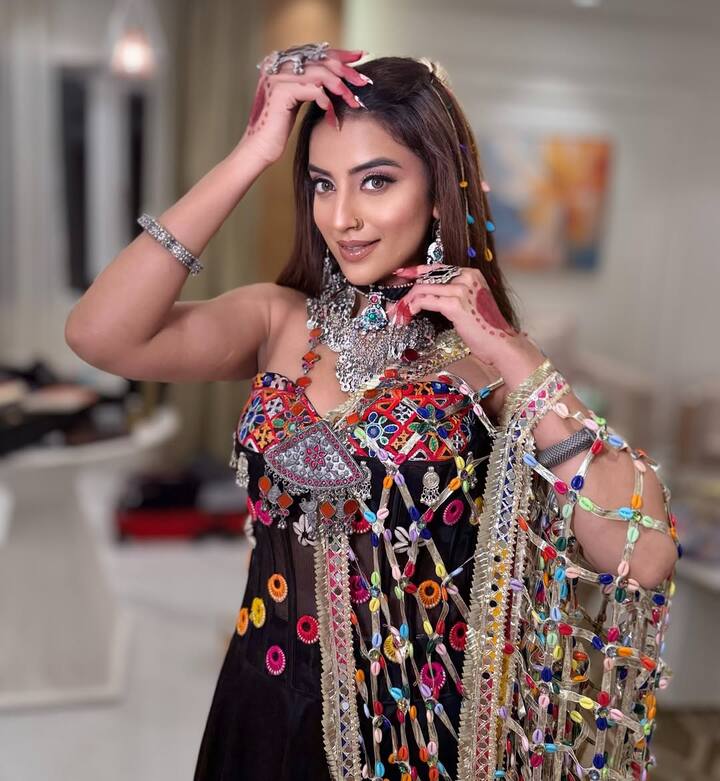 उनकी शुरू की पढ़ाई मुंबई में हुई, जिसके बाद उन्होनें मुंबई यूनिवर्सिटी से ग्रेजुएशन की पढ़ाई पूरी की.