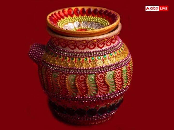 करवा चौथ में सात बार करवा घुमाना सात फेरों का प्रतीक माना जाता है. हर फेरे को पति की दीर्घ आयु, समृद्धि, स्वास्थ्य और वैवाहिक सुख के लिए माना जाता है.