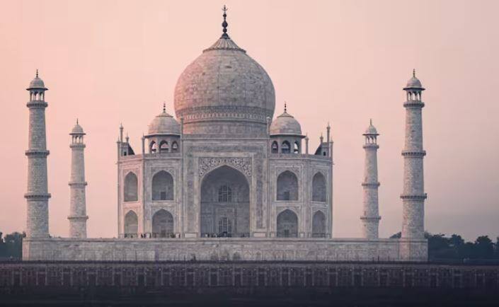 ਤਾਜ ਮਹਿਲ 1632 ਵਿੱਚ ਸ਼ੁਰੂ ਹੋਇਆ ਸੀ ਅਤੇ 1653 ਵਿੱਚ ਪੂਰਾ ਹੋਇਆ ਸੀ। ਉਸ ਸਮੇਂ ਇਸਦੀ ਲਾਗਤ ਲਗਭਗ 3.2 ਮਿਲੀਅਨ ਰੁਪਏ ਸੀ। ਉਸਾਰੀ ਵਿੱਚ ਲਗਭਗ 20,000 ਮਜ਼ਦੂਰ ਅਤੇ ਕਾਰੀਗਰ ਸ਼ਾਮਲ ਸਨ। ਤਾਜ ਮਹਿਲ ਦੀ ਪੂਰੀ ਬਣਤਰ ਚਿੱਟੇ ਸੰਗਮਰਮਰ ਦੀ ਬਣੀ ਹੋਈ ਸੀ, ਜੋ ਰਾਜਸਥਾਨ ਦੇ ਮਕਰਾਨਾ ਤੋਂ ਪ੍ਰਾਪਤ ਕੀਤੀ ਗਈ ਸੀ।