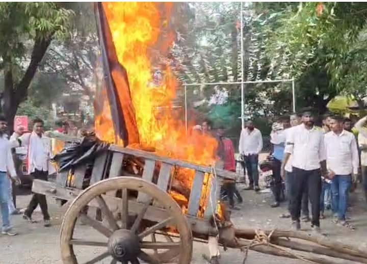 साठवण तलाव मंजूर करण्यासाठी बीडच्या केज तहसीलसमोर ग्रामस्थांनी बैलगाडी पेटवल्याची घटना घडली आहे.