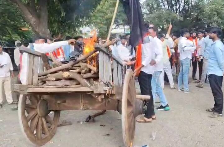 उपोषणाकडे प्रशासनाने दुर्लक्ष केले आहे. त्यामुळं ग्रामस्थ आक्रमक झाले आहेत.