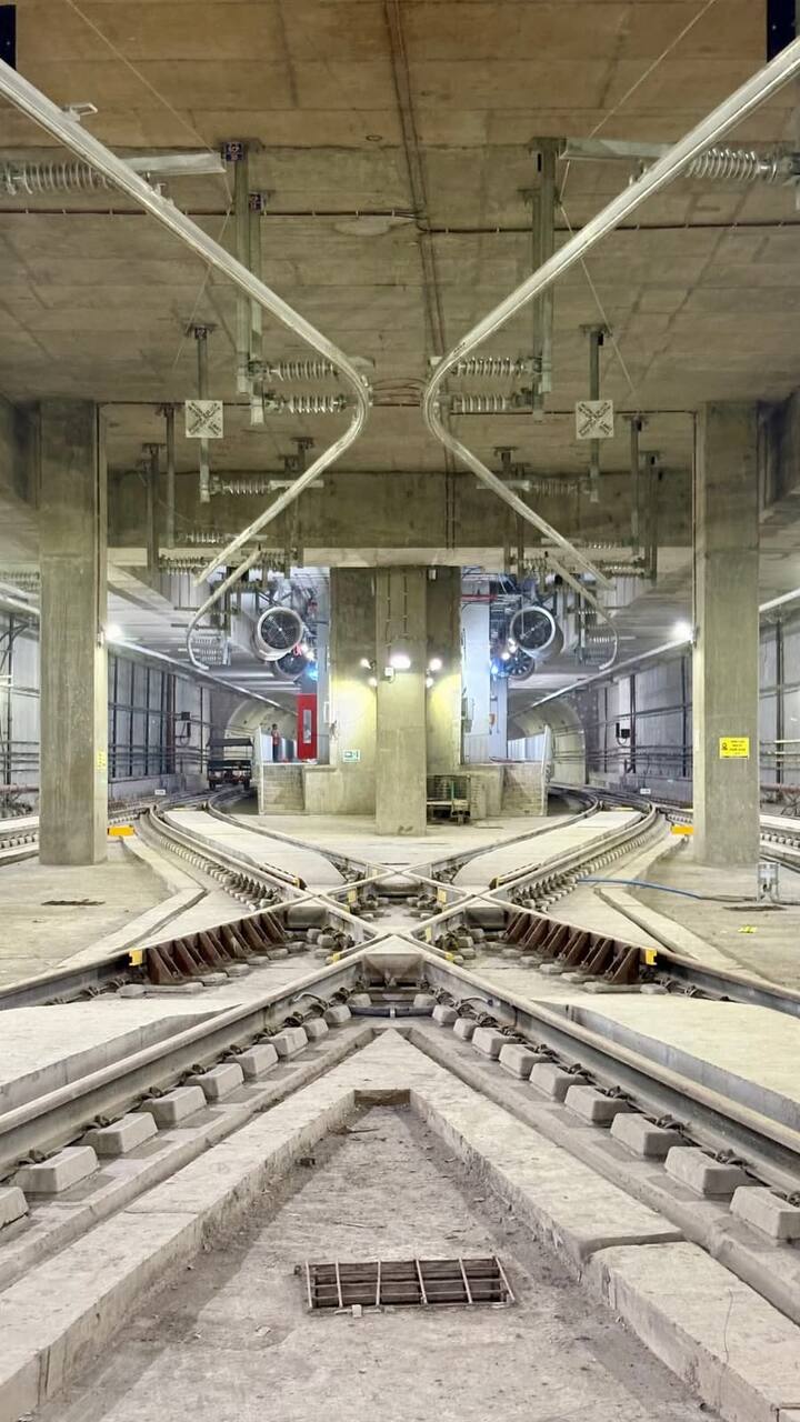 सीसीटीव्ही आणि डिजिटल साईनेजच्या मदतीने प्रवाशांची सुरक्षितता आणि सुविधा सुनिश्चित करण्यात आली आहे.