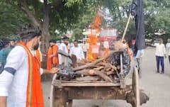 साठवण तलाव मंजूर करा, ग्रामस्थ आक्रमक, बीडच्या केज तहसीलसमोर ग्रामस्थांनी पेटवली बैलगाडी