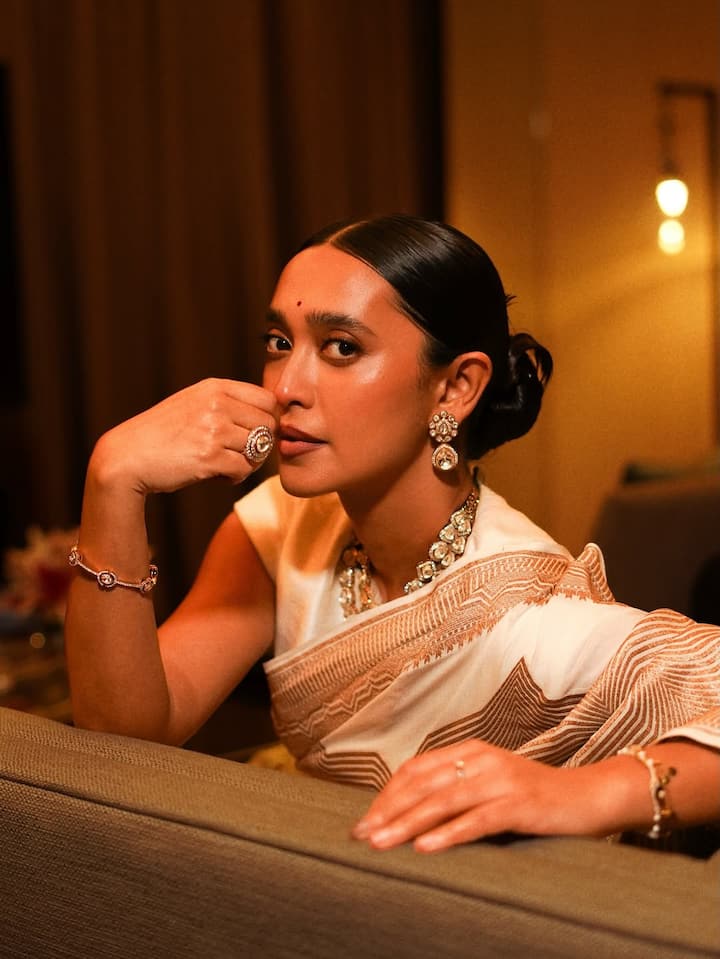 सयानी गुप्ता ने अपने करियर की शुरुआत 2012 में फिल्म सेकंड मैरिज डॉट कॉम से की थी.हालांकि उन्हें असली पहचान शाहरुख खान की फिल्म फैन और अक्षय कुमार की जॉली एलएलबी 2 से मिली.