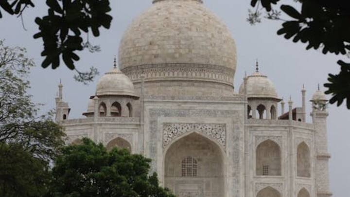 आज अगर ताजमहल जैसी इमारत बनानी हो, तो इसकी लागत का अंदाजा लगाना आसान नहीं है. लेकिन रिपोर्ट्स की मानें तो वही क्वालिटी, संगमरमर, नक्काशी और डिजाइन को दोहराया जाए तो इसकी अनुमानित लागत 4,000 करोड़ से 6,500 करोड़ रुपये तक पहुंच सकती है.