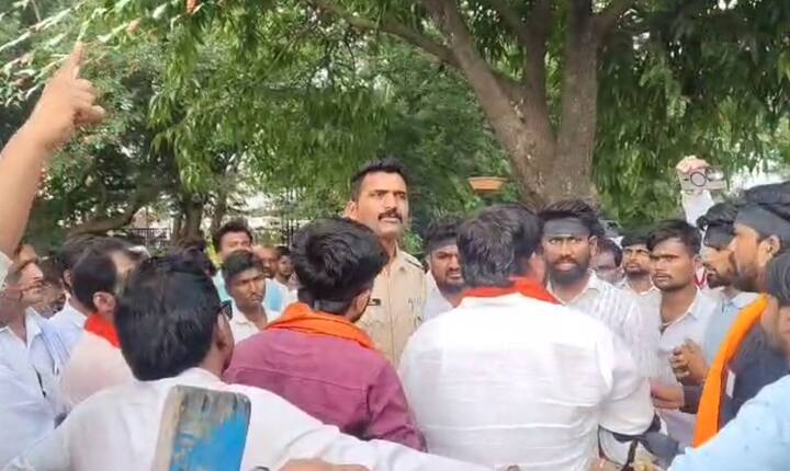 तहसील कार्यालयावर बैलगाडी मोर्चा काढत तहसील कार्यालयाच्या आवारात बैलगाडी पेटवून दिली.