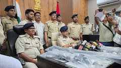 सिवान में खान ब्रदर्स के घर छापेमारी, AK-47 समेत भारी संख्या में हथियार बरामद, 4 गिरफ्तार