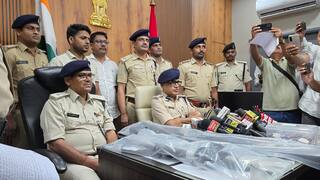 सिवान में खान ब्रदर्स के घर छापेमारी, AK-47 समेत भारी संख्या में हथियार बरामद, 4 गिरफ्तार