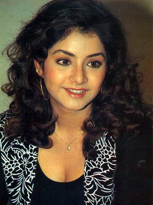 दिव्या ने 1992 में रिलीज हुई फिल्म 'विश्वात्मा' से बॉलीवुड में कदम रखा.