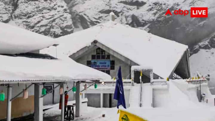 औली बना मिनी स्विट्जरलैंड: औली अपने स्कीइंग ट्रैक और सुंदर वादियों के लिए मशहूर है. इस बर्फबारी के बाद खूबसूरत और ज्यादा बढ़ गई. सफेद ढलानों पर दूर-दूर तक बर्फ ही बर्फ फैली नजर आई.