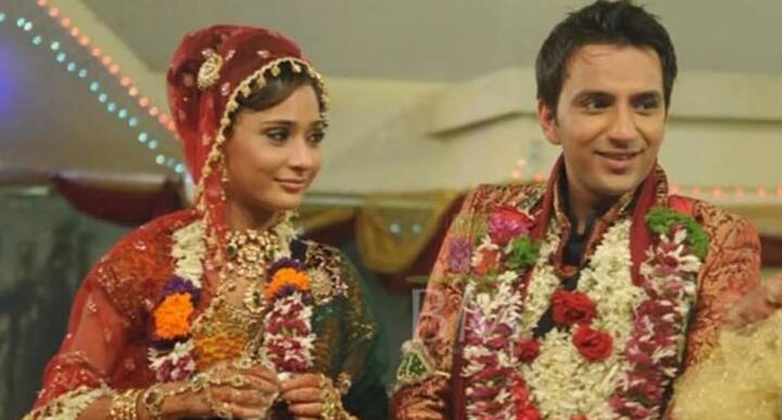 सारा खान और अली मर्चेंट ने बिग बॉस के घर में शादी कि थी लेकिन ये शादी सिर्फ दो महीने ही चली और बाहर आकर दोनों ने तलाक ले लिया.