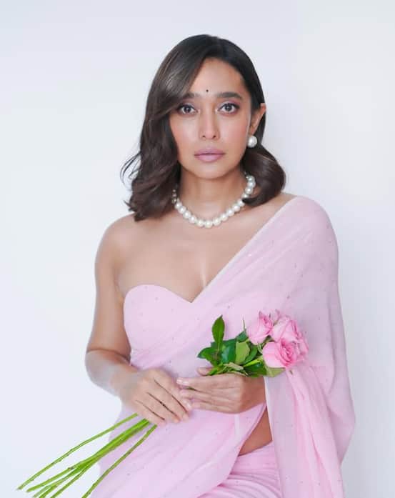 उनकी इंस्टाग्राम प्रोफाइल उनकी ग्लैमरस तस्वीरों और पोज से भरी पड़ी है, जो फैंस को खूब पसंद आती हैं.