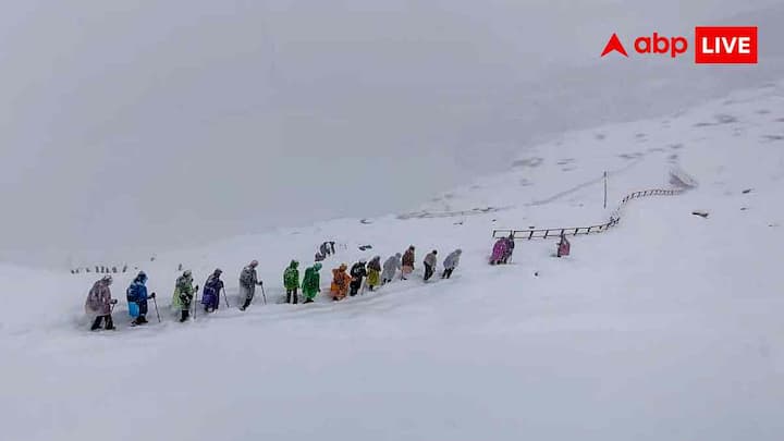 नीति घाटी के गांवों में खेतों पर बर्फ: उत्तराखंड के सीमांत गांव जैसे गमशाली, द्रोणागिरी और मल्हारी में भी जमकर बर्फ पड़ी. खेतों में खड़ी फसलें इससे प्रभावित हुईं और लोग अनाज नहीं निकाल पाए.