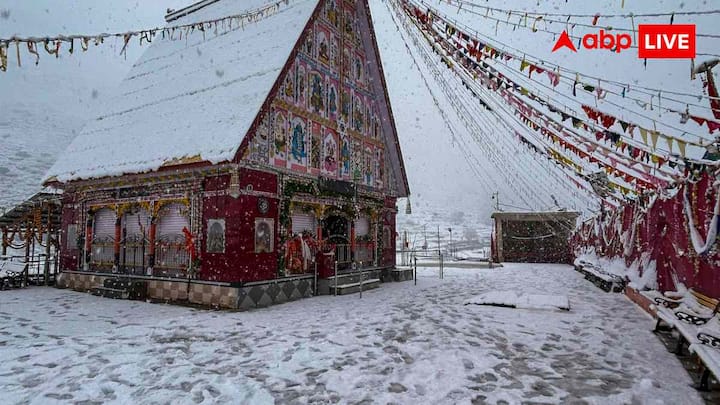 हेमकुंड साहिब में दो फीट बर्फ: हेमकुंड साहिब में इस बार दो फीट तक बर्फ जम गई. अचानक हुई भारी बर्फबारी की वजह से 30 यात्री अटला कोटी के पास फंस गए, जिन्हें SDRF और पुलिस की टीमों ने रेस्क्यू कर घांघरिया पहुंचा दिया.