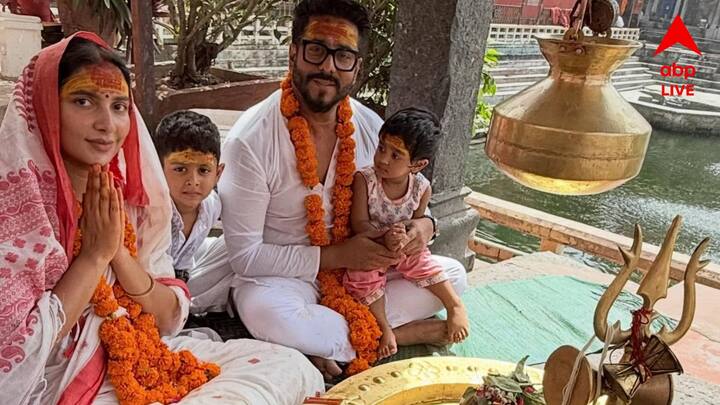 আর পুজো কাটতে না কাটতেই, ছোট্ট ইউভান আর ইয়ালিনিকে নিয়ে মহাকাল মন্দিরে রাজ আর শুভশ্রী। দুই সন্তানকে নিয়ে ঈশ্বরের আশীর্বাদ নিতে গিয়েছিলেন তাঁরা।