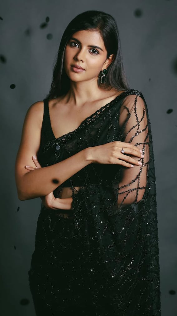 శారీ కట్టడంలో కల్యాణీ ప్రియదర్శన్ స్టయిలే సపరేటు... మోడ్రన్ మహిళలకు బెస్ట్ ఆప్షన్స్