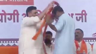 वाराणसी में सीएम योगी के सामने मंच पर दिखा BJP नेताओं में टकराव, गमछा पहनाने का Video Viral