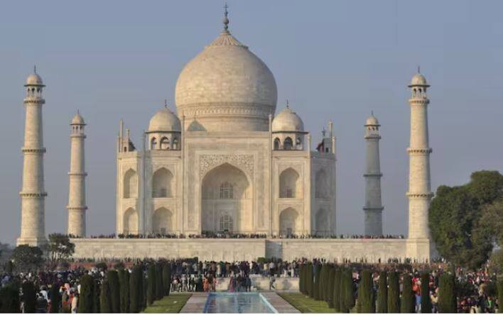 ਟਾਈਮਜ਼ ਆਫ਼ ਇੰਡੀਆ ਅਤੇ ਆਰਕੀਟੈਕਚਰਲ ਡਾਈਜੈਸਟ ਵਰਗੀਆਂ ਅੰਤਰਰਾਸ਼ਟਰੀ ਰਿਪੋਰਟਾਂ ਦਾ ਅੰਦਾਜ਼ਾ ਹੈ ਕਿ ਆਧੁਨਿਕ ਤਕਨਾਲੋਜੀ ਅਤੇ ਸਮੱਗਰੀ ਦੀ ਵਰਤੋਂ ਕਰਕੇ ਤਾਜ ਮਹਿਲ ਦੇ ਮੁੜ ਨਿਰਮਾਣ ਲਈ ਲਗਭਗ $400-650 ਮਿਲੀਅਨ ਦੀ ਲਾਗਤ ਆਵੇਗੀ, ਜਿਸ ਵਿੱਚ ਜ਼ਮੀਨ, ਮਜ਼ਦੂਰੀ, ਸਜਾਵਟ, ਸੰਗਮਰਮਰ, ਰਤਨ ਪੱਥਰ ਦੀ ਜੜ੍ਹ ਅਤੇ ਅੰਦਰੂਨੀ ਕਲਾਕਾਰੀ ਦੀ ਲਾਗਤ ਸ਼ਾਮਲ ਹੈ।