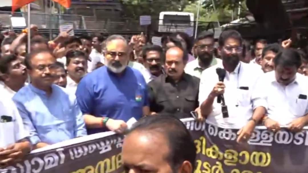 Sabarimala Gold Irregularities Kerala BJP, Youth Wing Stage Protests; Opposition Demands CBI Probe Kerala BJP, Youth Wing Stage Protests Over Sabarimala Gold Irregularities; Opposition Demands CBI Probe