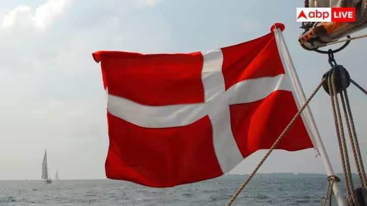 ડેનેબ્રોગ ધ્વજ પરનો સફેદ ક્રોસ ખ્રિસ્તી ધર્મ અને શાંતિનું પ્રતીક છે, જ્યારે લાલ પૃષ્ઠભૂમિ હિંમત, બહાદુરી અને શક્તિનું પ્રતિનિધિત્વ કરે છે.