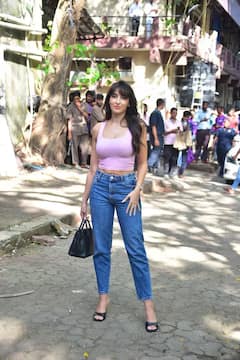 Spotted: પિન્ક ટેન્ક ટૉપ અને ડેનિમ જીન્સમાં સ્પૉટ થઈ નોરા ફતેહી, હેર સ્ટાઇલે ખેંચ્યુ ધ્યાન