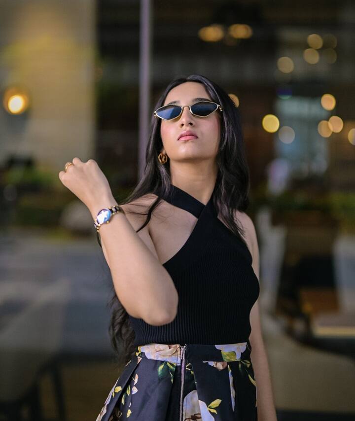 ఎంతో కాన్ఫిడెంట్గా కాన్ఫిడెన్స్గా కనిపిస్తున్న యువతి మోడల్ అనుకుంటే మీరు పప్పులో కాలేసినట్లే