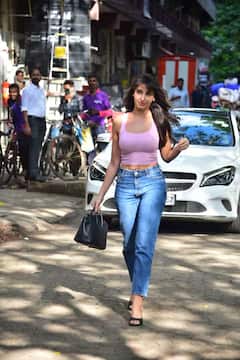 Spotted: પિન્ક ટેન્ક ટૉપ અને ડેનિમ જીન્સમાં સ્પૉટ થઈ નોરા ફતેહી, હેર સ્ટાઇલે ખેંચ્યુ ધ્યાન