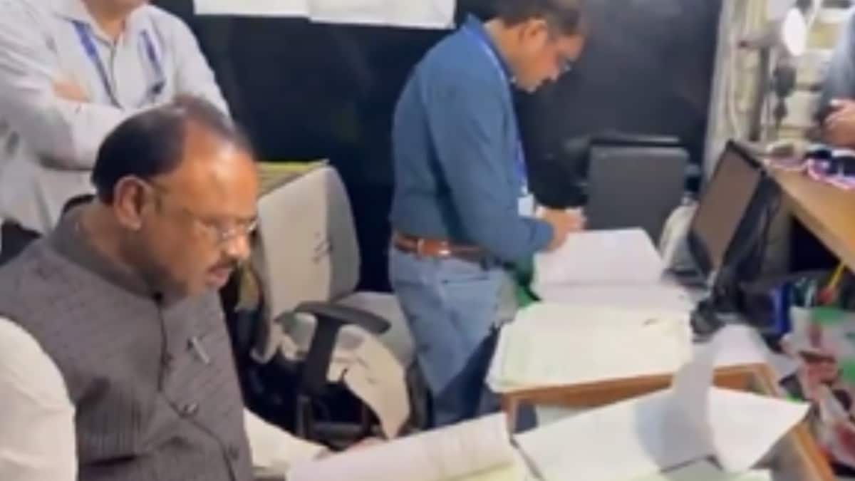 Maharashtra Revenue Minister Discovers Cash Stash At Nagpur Sub-Registrar's Office During Surprise Raid
