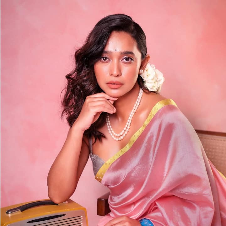 उन्होंने फिल्म और वेब सीरीज दोनों में ही बेहतरीन काम किया है. सयानी का जन्म 9 अक्टूबर 1985 को कोलकाता, वेस्ट बंगाल में हुआ था.