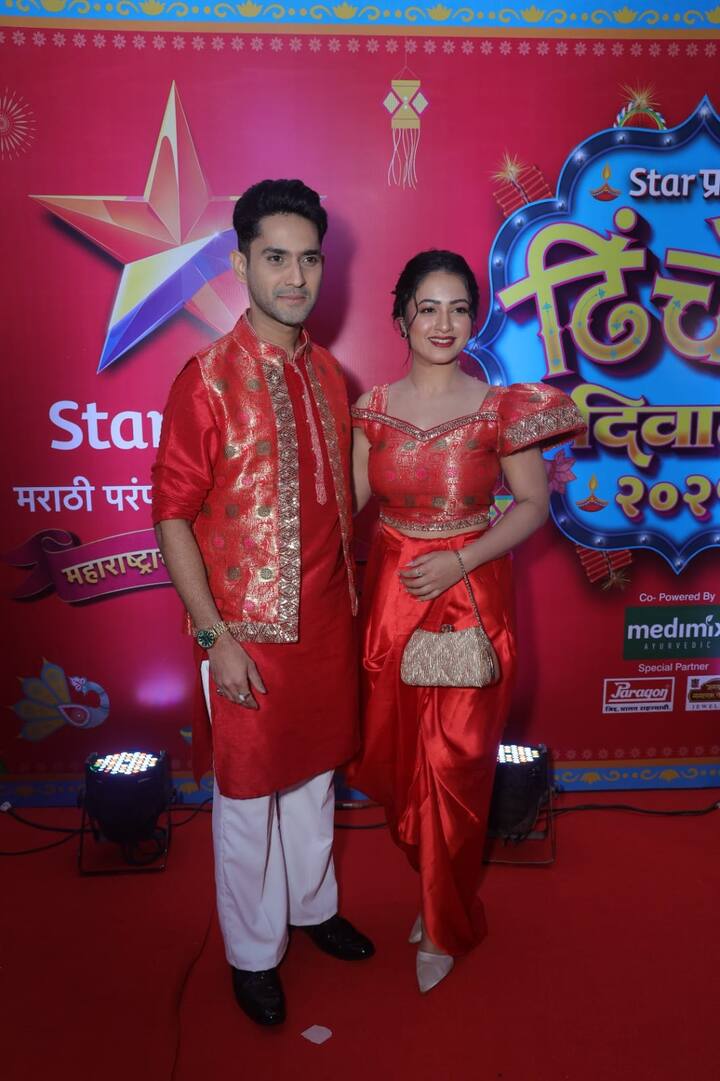 कोण होतीस तू काय झालीस तू मालिकेते यश-कावेरी म्हणजेच मंदार जाधव आणि गिरिजा प्रभू यांनी लाल रंगाचे कपडे घालून प्रेक्षकाकणं प्रेमात पडलं आहे.