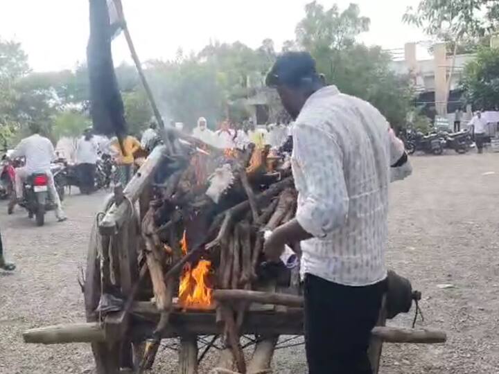 केज तालुक्यातील कोरडेवाडी येथील ग्रामस्थांनी केज तहसील कार्यालयासमोर बैलगाडी पेटवत प्रशासनाचा निषेध नोंदवला.