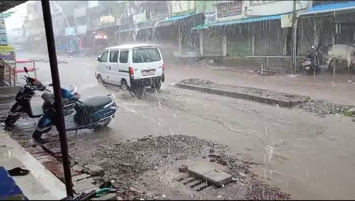 Gujarat Rain: હવામાન વિભાગ દ્વારા આપવામાં આવેલી માહિતી મુજબ, ગુજરાતમાં આગામી દિવસોમાં હવામાનમાં મોટો પલટો આવવાની શક્યતા છે. શક્તિ વાવાઝોડું હવે તેની તીવ્રતા ગુમાવીને ડિપ્રેશનમાં પરિવર્તિત થયું છે. જોકે, આ સાથે વેસ્ટર્ન ડિસ્ટર્બન્સની અસર પણ જોવા મળી રહી છે, જેના કારણે રાજ્યના કેટલાક ભાગોમાં વાતાવરણમાં ભેજનું પ્રમાણ વધી શકે છે અને હળવો વરસાદ પડી શકે છે.