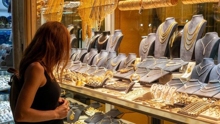 त्योहारोंं पर सोने की कीमतों में बदलाव देखने को मिलता है. कई बार दुकानदार त्योहार के समय कीमत बढ़ा देते हैं.  इसलिए कीमत की तुलना न करना भी नुकसानदेह हो सकता है. इसलिए खरीदारी से पहले अलग-अलग शॉप पर रेट चेक करें.