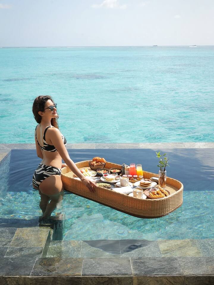 బికినీలో ఉన్న హీరోయిన్ ఎవరో గుర్తు పట్టారా? ధనుష్ సరసన 'అనేకుడు'లో యాక్ట్ చేసింది. తెలుగులో సందీప్ కిషన్ 'మనసుకు నచ్చింది'లో నటించింది. ఆమె తెలుగులో చేసిన సినిమాలు తక్కువ. హిందీ, తమిళంలో ఎక్కువ నటించింది. ఆ అమ్మాయి బికినీ స్టిల్స్ ఇవి. (Image Courtesy: amyradastur / Instagram)