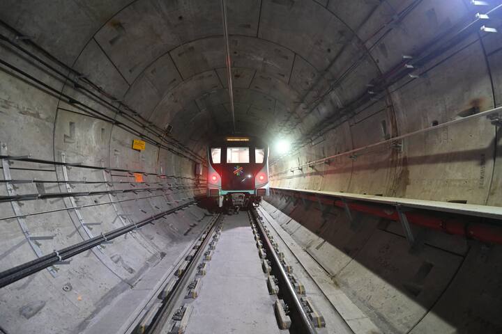 कफ परेड ते आचार्य अत्रे चौक हे अंतर आता काही मिनिटांत पूर्ण होणार आहे, ज्यामुळे वेळ आणि उर्जेची बचत होईल. यामुळे दरवर्षी सुमारे 2.61 लाख टन CO₂ उत्सर्जन कमी होण्याचा अंदाज आहे.