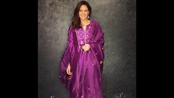 4. Majestic Purple Fit: Mona Singh looks effortlessly graceful in a regal purple kurta set, radiating luxury and poise. The outfit features delicate embroidery and scalloped detailing that adds a touch of sophistication to the ensemble. Perfect for pre-Diwali dinners, festive get-togethers, or traditional celebrations, this stunning purple look captures the essence of royal elegance with a modern twist. Pairing it with minimal accessories, Mona lets the rich hue and exquisite fabric steal the spotlight. (Image Source: Instagram/@monajsingh)