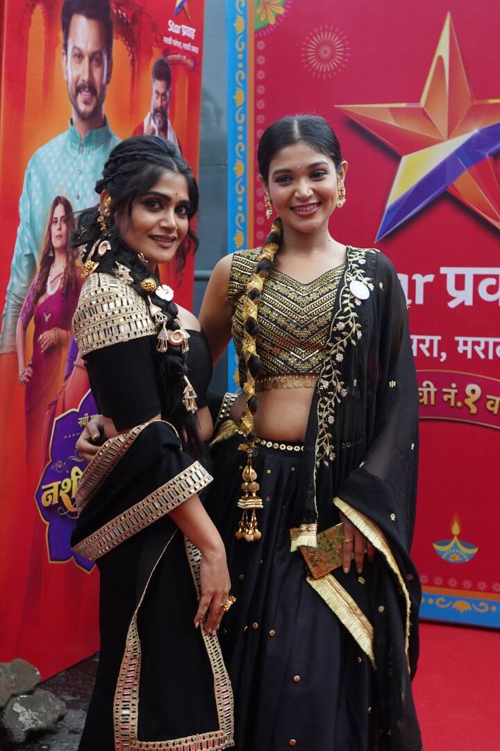 पारंपारिकतेला आधुनिकतेची जोड देणारे कलाकारांचे पोशाख यंदाच्या दिवाळीचं खास आकर्षण ठरणार आहेत. रेड कार्पेटवरच्या या झगमगाटात सर्वच कलाकारांचे लूक बघण्या सारखा  आहेत.