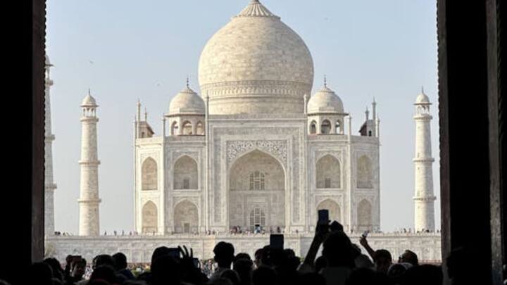 ताजमहल जैसी बारीक जड़ाई और नक्काशी कराने में करोड़ों रुपये का अतिरिक्त खर्च आएगा. गार्डन, पानी की व्यवस्था, सुरक्षा, प्रकाश व्यवस्था और आर्किटेक्चर डिजाइन की लागत भी करोड़ों में होगी.