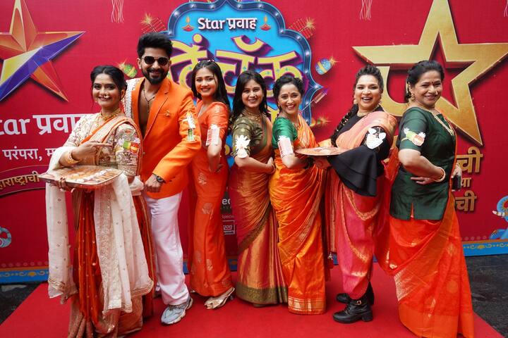 दर वर्षाप्रमाणे यावर्षी सुद्धा या कार्यक्रमात प्रेक्षकांच्या लाडक्या कलाकारांनी आपल्या डॅशिंग लुकने रेड कार्पेटवर झगमगाट पसरवला आहे.