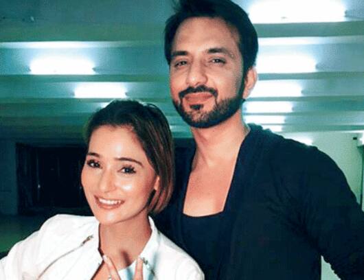 एक्ट्रेस सारा खान अपने काम के साथ साथ पर्सनल लाइफ को लेकर भी काफी चर्चा में रही है. उन्होंने एक्टर अली मर्चेंट के साथ शादी की थी.